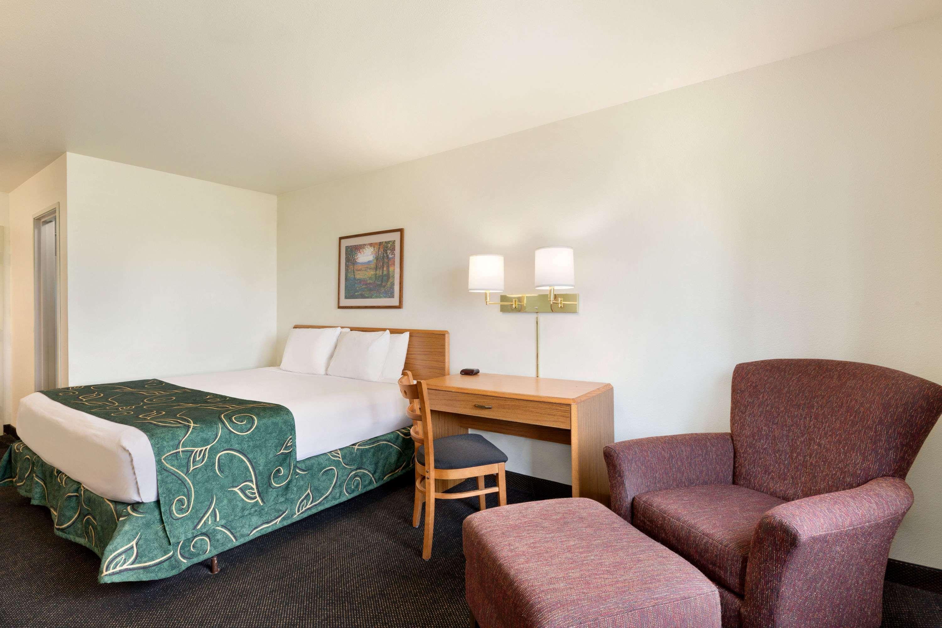 Travelodge By Wyndham Sharon Springs Exterior photo