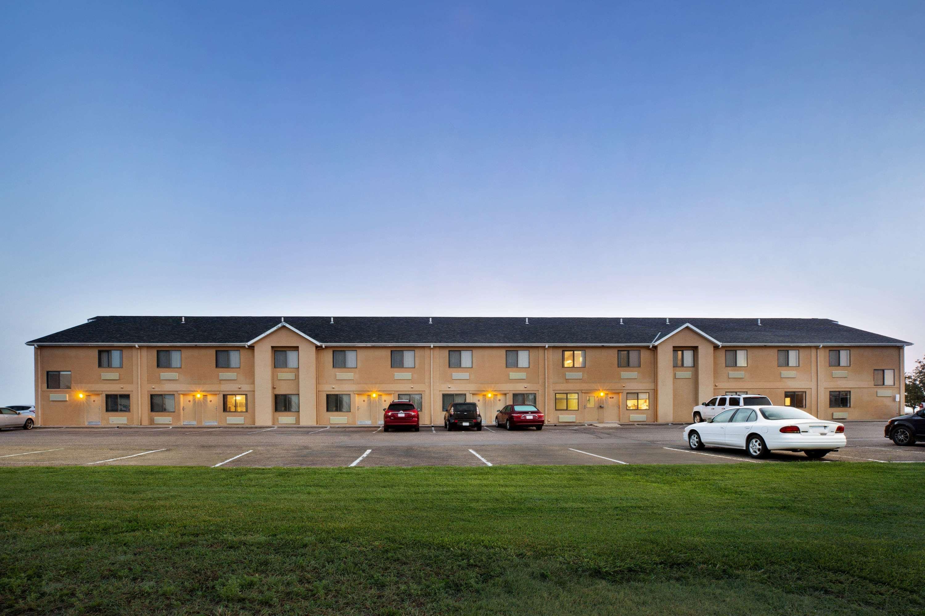Travelodge By Wyndham Sharon Springs Exterior photo